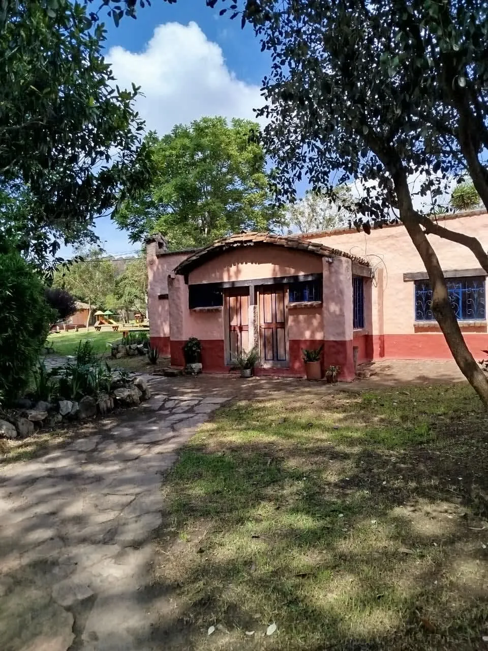 Entrada principal del Colegio Colombia Hoy - Acceso seguro y moderno en El Rosal