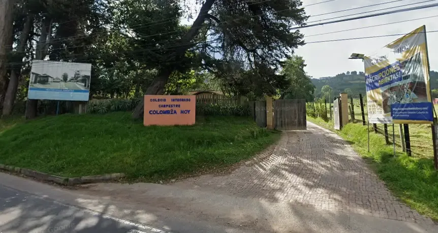 Fachada del Colegio Campestre Colombia Hoy en Facatativá - Instalaciones modernas rodeadas de naturaleza