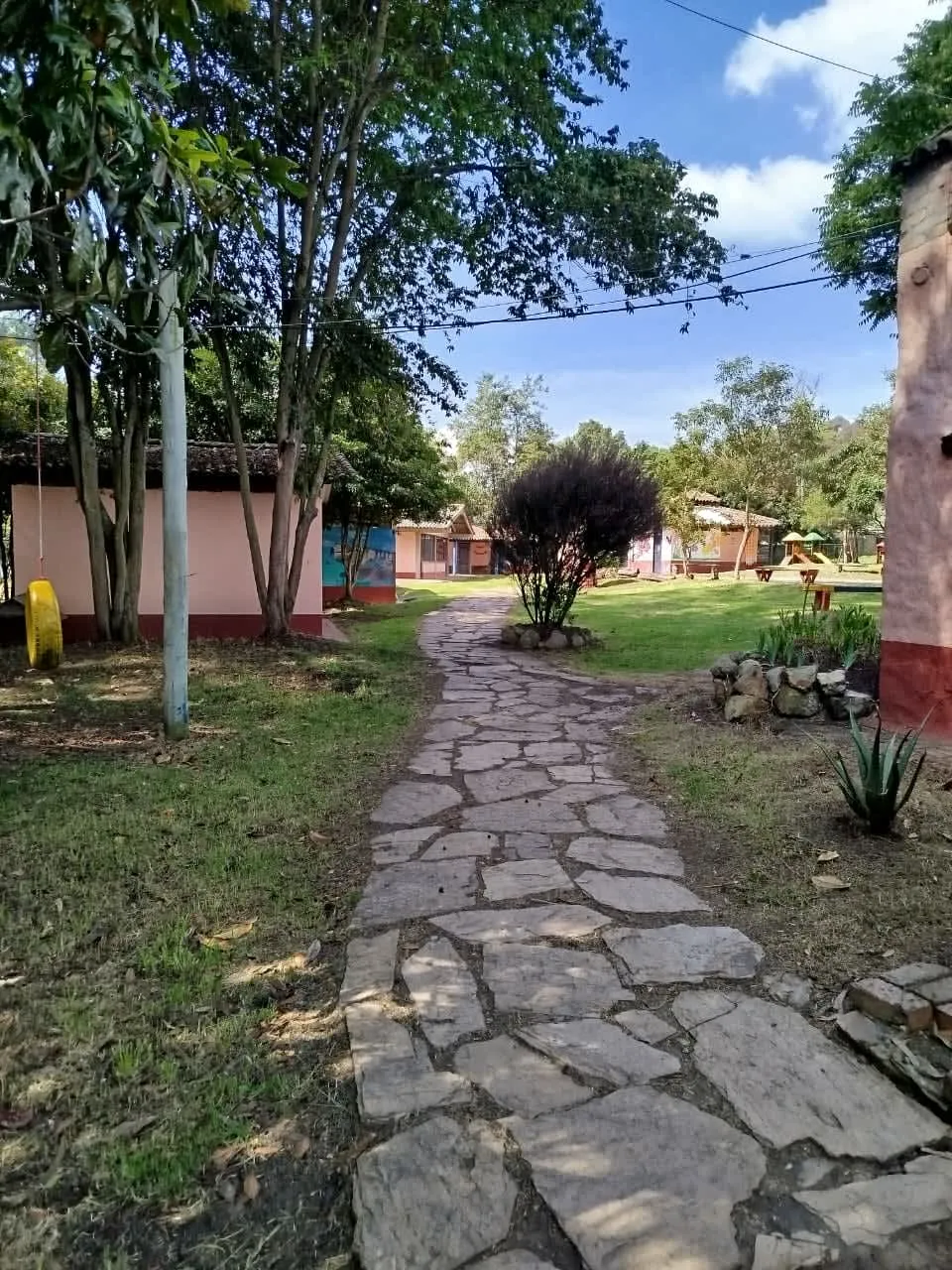 Zonas verdes del colegio campestre en Facatativá - Espacios naturales para el aprendizaje