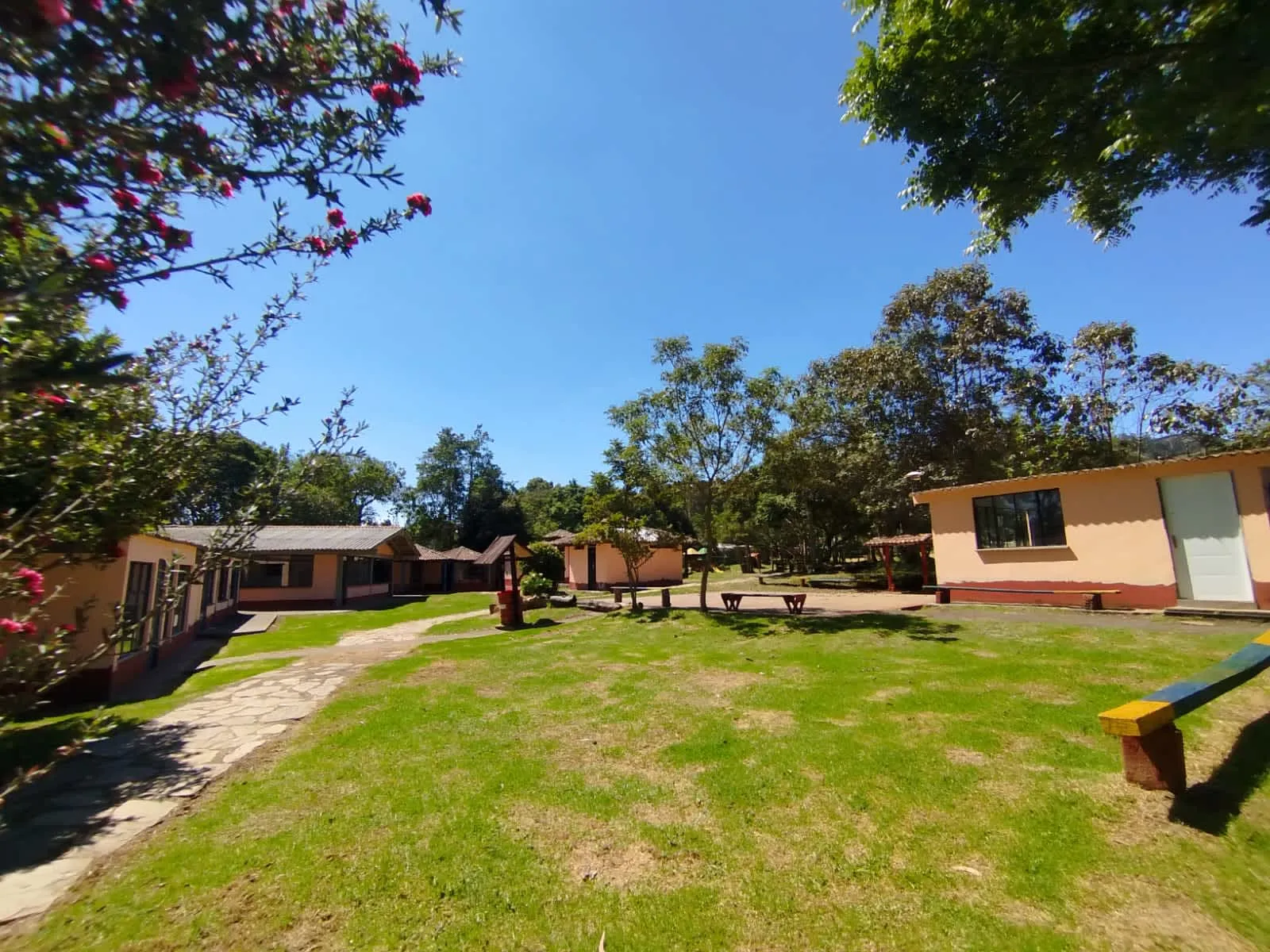 Salones del Colegio Colombia Hoy rodeados de naturaleza - Educación campestre en Facatativá